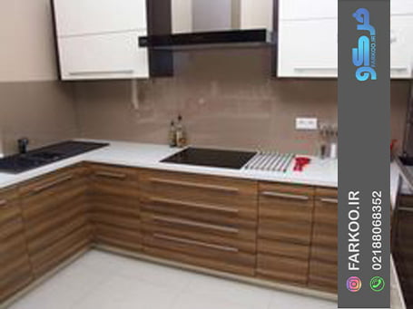 شیشه رنگی بین کابینت