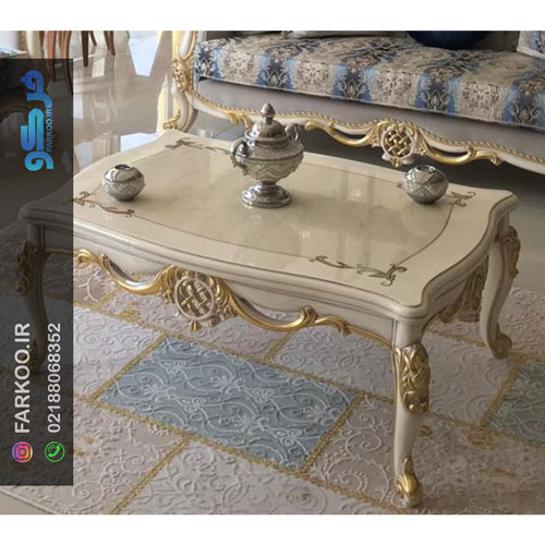 شیشه روی میز سفید