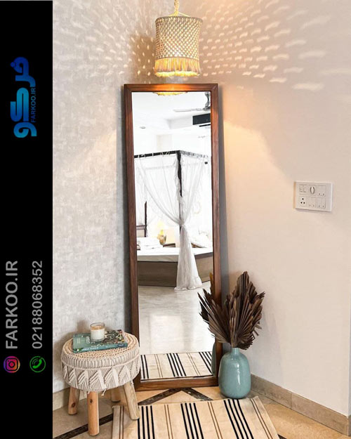 آینه با قاب چوبی