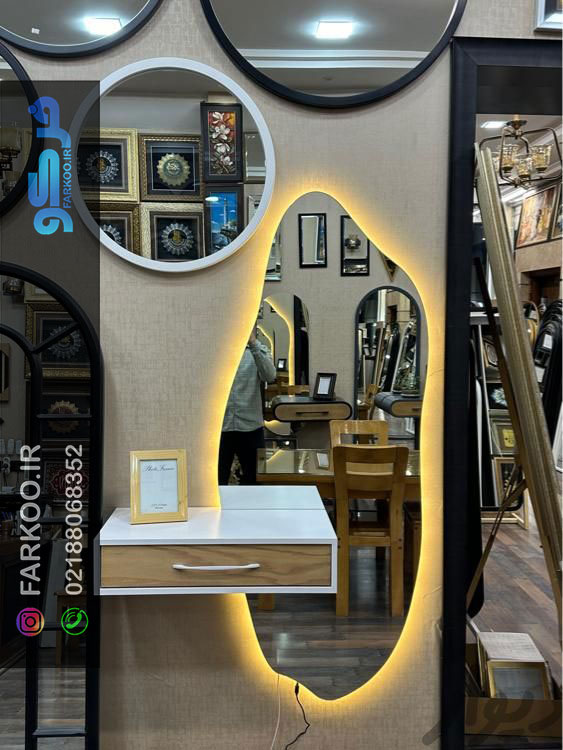 آینه دفرمه با قاب چوبی